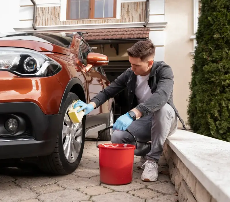 Lavage auto à domicile Le Lude : professionnel intervenant sur un véhicule